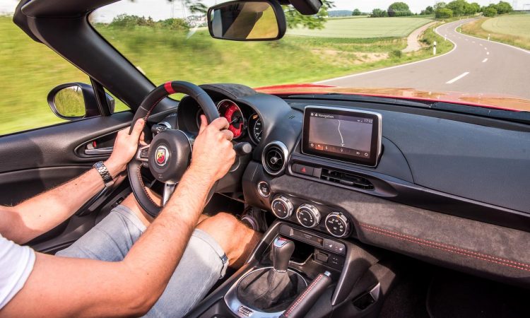 Abarth 124 Spider Test Fahrbericht AUTOmativ.de Benjamin Brodbeck Ilona Farsky Stefan Emmerich 718 Boxster Mazda MX 5 LQ 43 750x450 - Test: Kann der Abarth 124 Spider auch Gebrauchtwagen? - Vergleich Mazda MX-5 (2002)