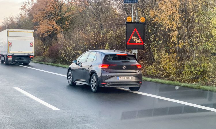 VW ID3 auf der Strasse 2 750x450 - Alle, die den neuen VW ID.3 in Schwarz bestellen, sind Langweiler!