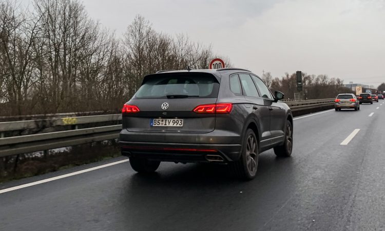 Neuer VW Touareg R 1 750x450 - Ungetarnt: Neuer VW Touareg R mit Porsche-Motor und über 450 PS!