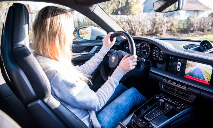 Porsche 911 Carrera 992 im Test und Fahrbericht AUTOmativ.de Benjamin Brodbeck Pia Lehmann 40 750x450 - Fahrbericht Porsche 911 Carrera (992): Basis-Elfer überhaupt nicht Basis