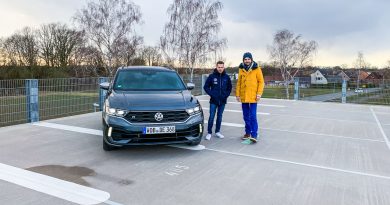 Volkswagen VW T Roc R Abholung Uebergabe Benjamin Leuchter Wolfsburg Autostadt R GmbH 2 390x205 - Benjamin Leuchter holt seinen eigenen VW T-Roc R ab!