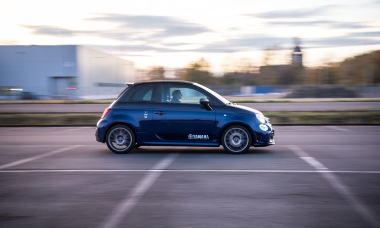 Abarth 595C Yamaha Monster Energy Cabriolet 165 PS Sondermodell Fiat Test Fahrbericht AUTOmativ.de 26 750x450 - Abarth 595C Yamaha Monster Energy im Test: Kleine Werbe-Ikone