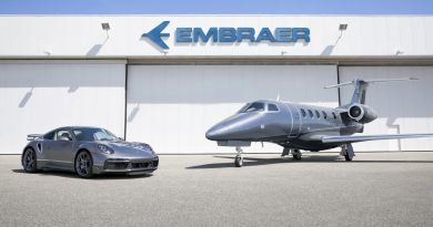 Porsche 911 exklusives Duo aus Sportwagen und Flugzeug vor besondere Edition Business Jets Embraer Phenom 300E 2 390x205 - Exklusiver Porsche 911 Turbo S bei Bestellung eines Embraer Jet