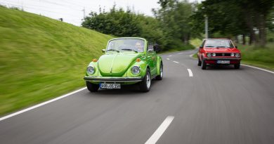 Volkswagen VW Kaefer 1303 Cabriolet Golf 1 Cabriolet Erdbeerkoerbchen Ausfahrt Challenge AUTOmativ.de 17 390x205 - Wenn Cabrio, dann VW Käfer 1303 oder Golf 1 "Erdbeerkörbchen"?