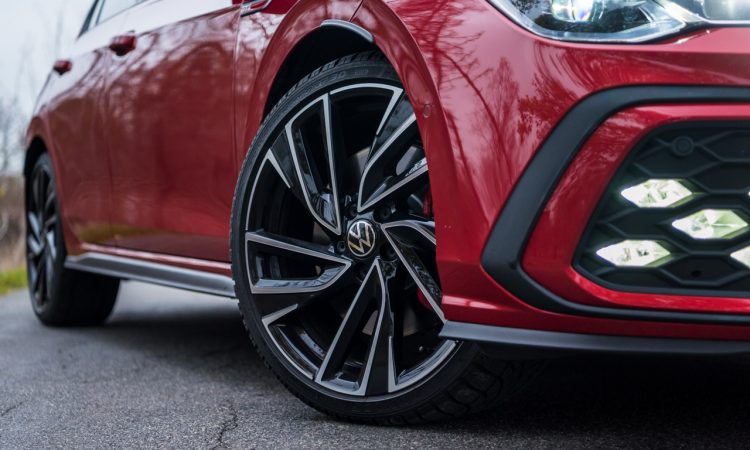 1Volkswagen VW Golf 8 GTI 2020 Handschalter Kings Red Beschleunigung Fahrwerk DCC Test und Fahrbericht AUTOmativ.de Test 20 750x450 - Fahrbericht VW Golf 8 GTI Handschalter: Rot wie ein König