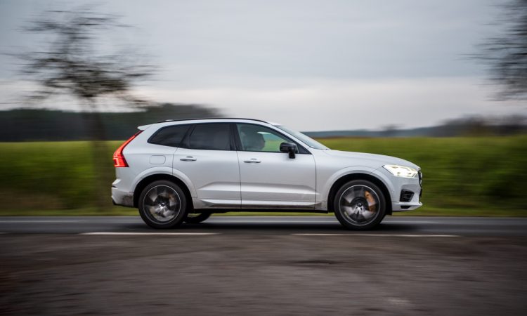 1 Volvo XC60 T8 Recharge AWD Polestar Engineered Crystal White Pearl Test und Fahrbericht Oehlins Stossdaempfer Fahrwerk Preis Ausstattung AUTOmativ.de Benjamin Brodbeck 60 750x450 - Volvo XC60 T8 Polestar (2021) Test: Ö(h)l ins Feuer?