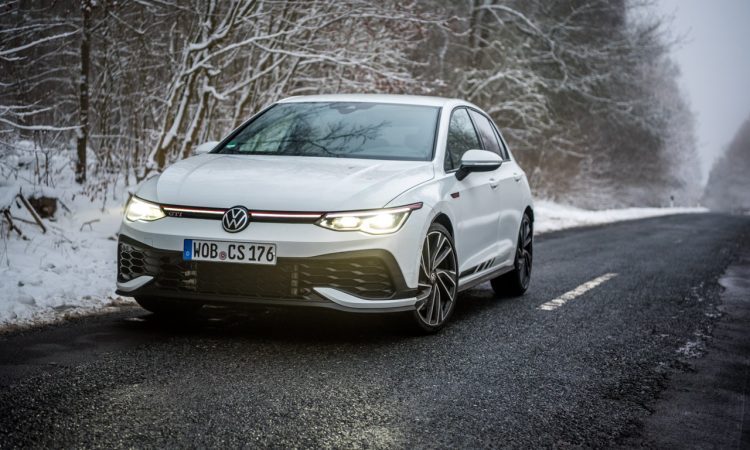 VW Golf 8 GTI Clubsport 2021 im Test und Fahrbericht 300 PS Lohnt es sich Golf GTI AUTOmativ.de Benjamin Brodbeck COVER 20 750x450 - Fahrbericht VW Golf 8 GTI Clubsport: Das ist der Echte!