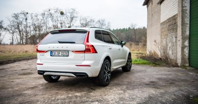 Volvo XC60 T8 Recharge AWD Polestar Engineered Crystal White Pearl Test und Fahrbericht Oehlins Stossdaempfer Fahrwerk Preis Ausstattung AUTOmativ.de Benjamin Brodbeck 38 390x205 - Volvo XC60 T8 Polestar (2021) Test: Ö(h)l ins Feuer?