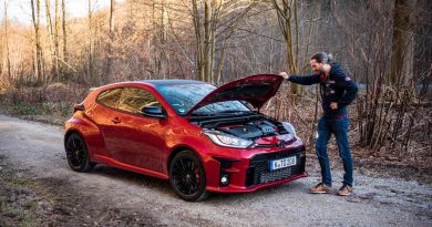 Toyota GR Yaris 2021 261 PS Allrad Karmina Rot Test und Fahrbericht WRC AUTOmativ.de Benjamin Brodbeck 35 390x205 - Toyota GR Yaris (2021) im Test und Deep-Dive: WRC-Rallyeauto für alle!