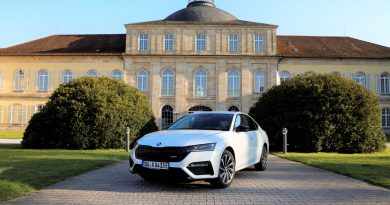 J2A2370 Titel 390x205 - Skoda Octavia RS iV (2021): Sportlich dank Plug-in Hybrid