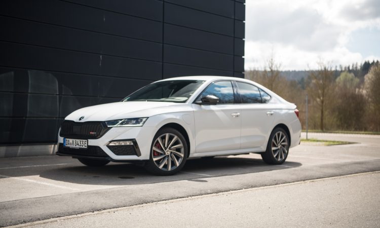 Skoda Octavia RS iV PHEV WIRKLICH ein RS Fahrdynamik Ausstattung Test mit Benjamin Brodbeck 2 750x450 - Skoda Octavia RS iV (2021): Sportlich dank Plug-in Hybrid