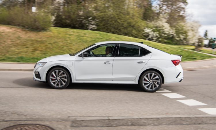 Skoda Octavia RS iV PHEV WIRKLICH ein RS Fahrdynamik Ausstattung Test mit Benjamin Brodbeck 49 750x450 - Skoda Octavia RS iV (2021): Sportlich dank Plug-in Hybrid