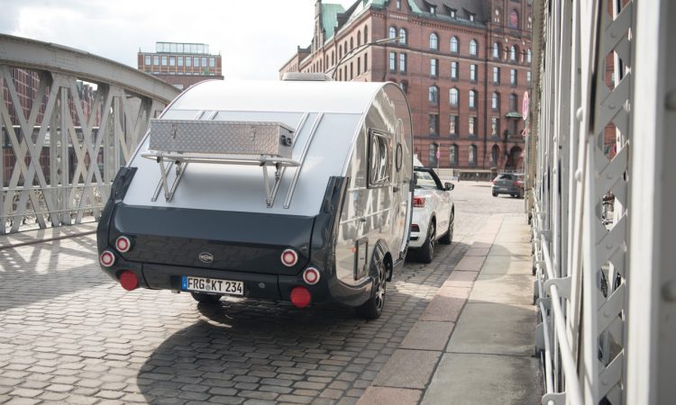 TaB 320 von Knaus Tabbert 650 Kg Mini Retro Wohnanhaenger mit VW T Roc Cabriolet R Line 5 750x450 - Ab in den Urlaub: Wohnanhänger T@B 320 "Offroad" von Knaus Tabbert kurz vorgestellt!