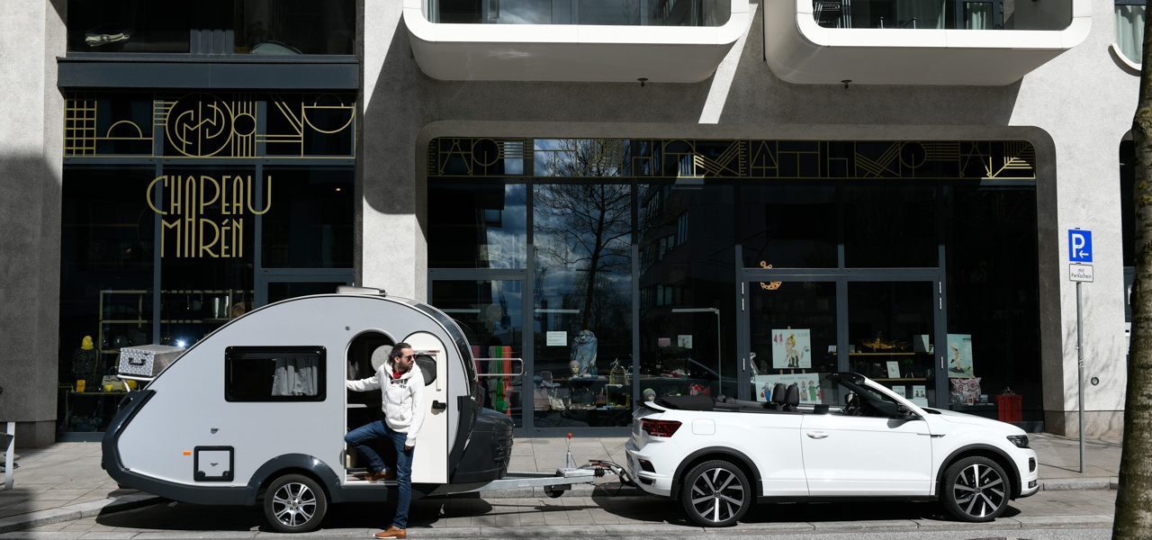 TaB 320 von Knaus Tabbert 650 Kg Mini Retro Wohnanhaenger mit VW T Roc Cabriolet R Line AUTOmativ 12 1280x600 - Die zulässige Anhängelast beim PKW: Beladung, Führerschein, Punkte und Strafen