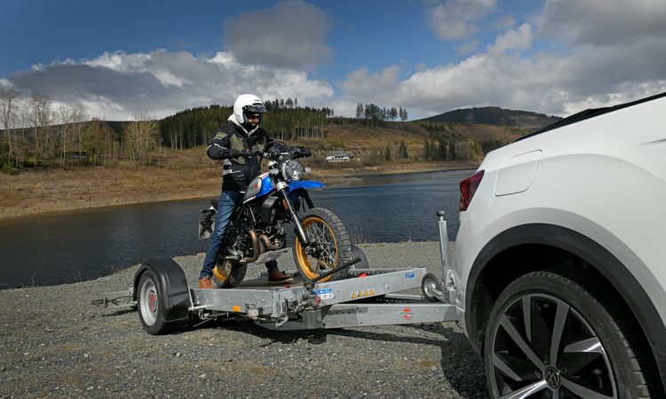 TaB 320 von Knaus Tabbert 650 Kg Mini Retro Wohnanhaenger mit VW T Roc Cabriolet R Line AUTOmativ 20 750x450 - Ab in den Urlaub: Wohnanhänger T@B 320 "Offroad" von Knaus Tabbert kurz vorgestellt!