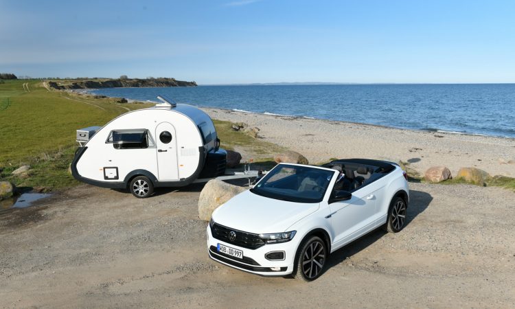 TaB 320 von Knaus Tabbert 650 Kg Mini Retro Wohnanhaenger mit VW T Roc Cabriolet R Line AUTOmativ 23 750x450 - Ab in den Urlaub: Wohnanhänger T@B 320 "Offroad" von Knaus Tabbert kurz vorgestellt!