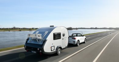 TaB 320 von Knaus Tabbert 650 Kg Mini Retro Wohnanhaenger mit VW T Roc Cabriolet R Line AUTOmativ 5 390x205 - Ab in den Urlaub: Wohnanhänger T@B 320 "Offroad" von Knaus Tabbert kurz vorgestellt!