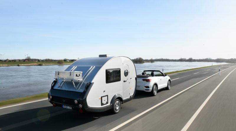 TaB 320 von Knaus Tabbert 650 Kg Mini Retro Wohnanhaenger mit VW T Roc Cabriolet R Line AUTOmativ 5 800x445 - Ab in den Urlaub: Wohnanhänger T@B 320 "Offroad" von Knaus Tabbert kurz vorgestellt!