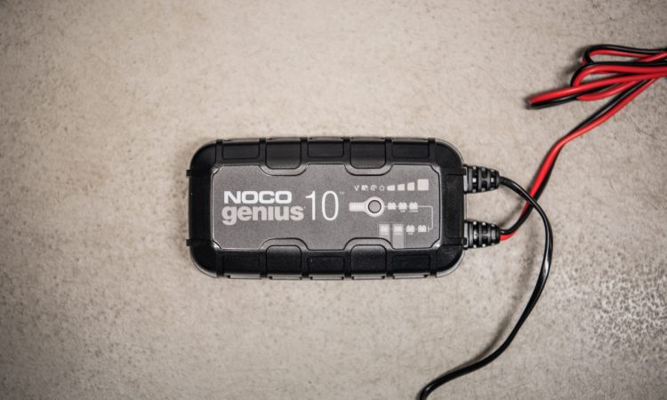 Noco Erhaltungsladungsgeraet Maintain Noco Genius10 Batterieladegeraet Test AUTOmativ.de Porsche Boxster GTS 10 750x450 - Noco Genius 10 (6V/12V 10-Amp) Batterieladegerät: Perfekt für's Überwintern