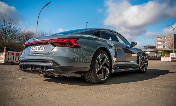 Audi e tron GT 2022 350 kW Review Test Fahrbericht AUTOmativ.de Benjamin Brodbeck 23 750x450 - Audi e-tron GT (2022) im Test: Warum e-tron GT wenn man auch Taycan haben kann?