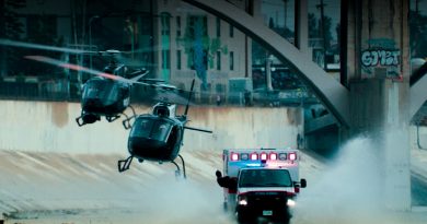 AMBULANCE Kinofilm Kinostart 24 Maers 2022 mit Jake Gyllenhaal Yahya Abdul Mateen II Eiza Gonzalez Devan Long Garret Dillahunt Regie Michael Bay 7 390x205 - Action-Film "Ambulance": Heiße Verfolgungsjagd durch LA mit dünner Story