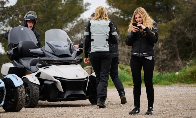 Can am Spider RT 2022 im Test Fahrbericht Ausfahrt mit Ilona Farsky AUTOmativ.de 13 750x450 - Can-am Spyder RT (2022) Fahrbericht: Mit Spyderman durch Nizza