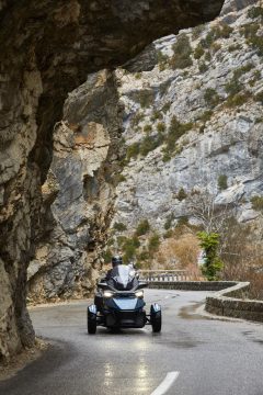 Can am Spider RT 2022 im Test Fahrbericht Ausfahrt mit Ilona Farsky AUTOmativ.de 47 240x360 - Can-am Spyder RT (2022) Fahrbericht: Mit Spyderman durch Nizza