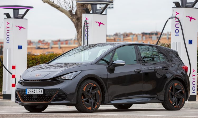 Cupra Born mit Plug Charge Technologie ab sofort Test wann zieht Volkswagen nach AUTOmativ.de 2 750x450 - Cupra Born: Plug & Charge kommt ab Mitte des Jahres