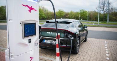 Kia EV6 77 kWh AWD im Test und Fahrbericht Ausstattung und Preis Laden Autobahn Funktionen Assistenzsysteme AUTOmativ.de Benjamin Brodbeck 2 390x205 - Aktuelle Lieferzeiten von Elektroautos - April 2023