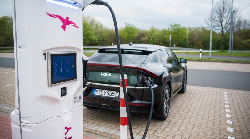 Kia EV6 77 kWh AWD im Test und Fahrbericht Ausstattung und Preis Laden Autobahn Funktionen Assistenzsysteme AUTOmativ.de Benjamin Brodbeck 2 800x445 - Aktuelle Lieferzeiten von Elektroautos - April 2023