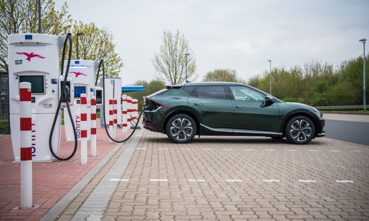 Kia EV6 77 kWh AWD im Test und Fahrbericht Ausstattung und Preis Laden Autobahn Funktionen Assistenzsysteme AUTOmativ.de Benjamin Brodbeck 3 750x450 - Kia EV6 (77,4 kWh AWD) Fahrbericht: Wenn Elektro, dann EV6?!