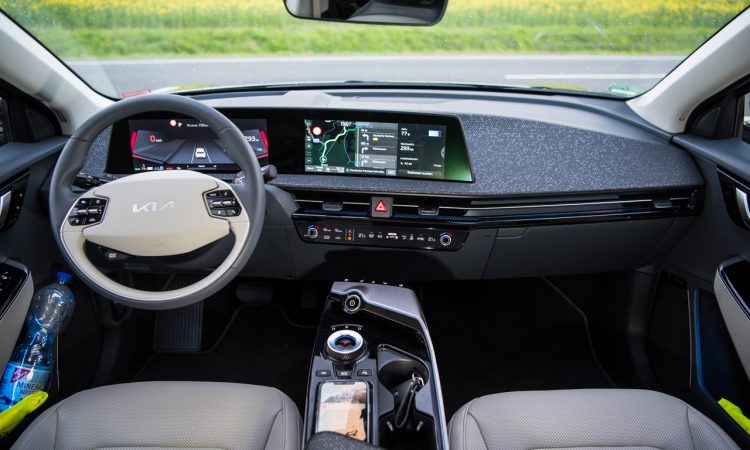 Kia EV6 77 kWh AWD im Test und Fahrbericht Ausstattung und Preis Laden Autobahn Funktionen Assistenzsysteme AUTOmativ.de Benjamin Brodbeck 57 750x450 - Kia EV6 (77,4 kWh AWD) Fahrbericht: Wenn Elektro, dann EV6?!