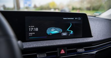 Kia EV6 77 kWh AWD im Test und Fahrbericht Ausstattung und Preis Laden Autobahn Funktionen Assistenzsysteme AUTOmativ.de Benjamin Brodbeck 8 390x205 - Feiern wir bald nur noch das nächste Software-Update in unserem E-Auto?