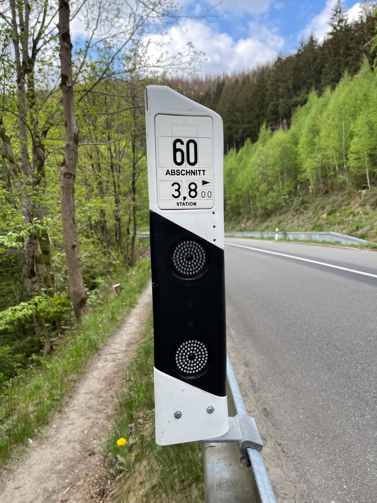 Leitpfosten Was wir von Ihnen alles lesen können gerade im Notfall AUTOmativ.de Das Auto
