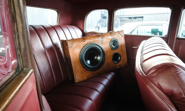 Einzigartige Lautsprecher aus handverlesenen Materialien Strofeld Manufaktur Autoradio aus Koffer 1 750x450 - Klang nach Maß - in alte Koffer integriert