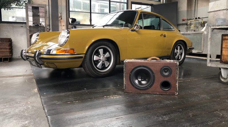 Einzigartige Lautsprecher aus handverlesenen Materialien Strofeld Manufaktur Autoradio aus Koffer 6 800x445 - Klang nach Maß - in alte Koffer integriert