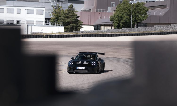 Porsche 911 GT3 RS 992 Gen. 2022 2023 Aerodynamik Supersportwagen Fahrwerk AUTOmativ.de 2 750x450 - Porsche 911 GT3 RS (992): Mächtigster Saug-Renner kommt Ende des Jahres