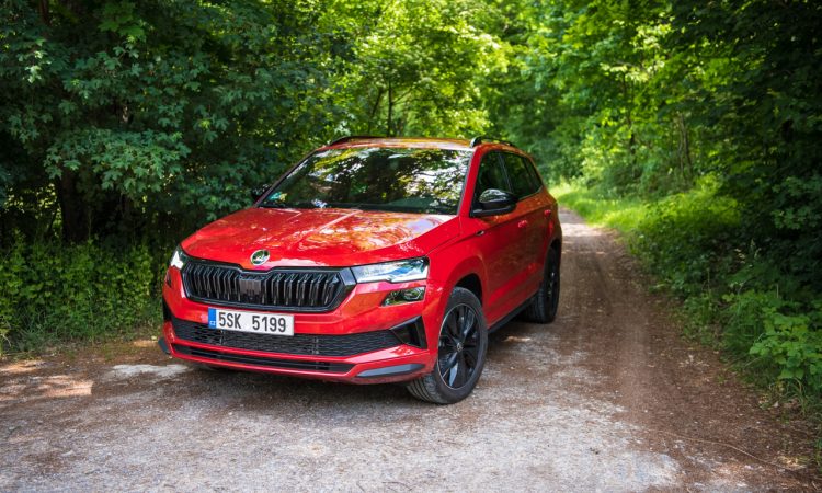 Skoda Karoq 2.0 TSI 4x4 Sportline 190 PS 2022 Karoq Facelift im Test Skoda Karoq Velvet Rot der GTI Skoda Fahrbericht mit Benjamin Brodbeck AUTOmativ.de 16 750x450 - Skoda Karoq 2.0 TSI 4x4 Sportline (2022) im Test: SUV mit bissle GTI