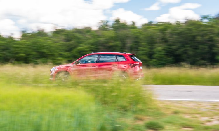 Skoda Karoq 2.0 TSI 4x4 Sportline 190 PS 2022 Karoq Facelift im Test Skoda Karoq Velvet Rot der GTI Skoda Fahrbericht mit Benjamin Brodbeck AUTOmativ.de 23 750x450 - Skoda Karoq 2.0 TSI 4x4 Sportline (2022) im Test: SUV mit bissle GTI