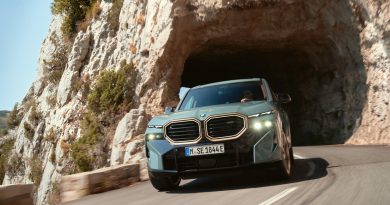 BMW XM SUV mit 27 Tonnen Gewicht und 653 PS Leistung AUTOmativ.de 12 390x205 - Geht's noch, BMW?! Neuer BMW XM - Leistungsmonster mit über 2,7 Tonnen Gewicht