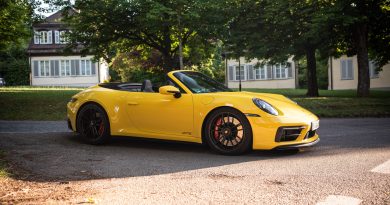 1 Porsche 911 Carrera GTS Cabriolet 992 2022 im Test und Fahrbericht Racing Yellow Fahrdynamik Ausstattung Preise Einordnung AUTOmativ.de Benjamin Brodbeck 8 390x205 - Fahrbericht Porsche 911 Carrera GTS Cabriolet (992) als Handschalter: Fast ein 911 Turbo