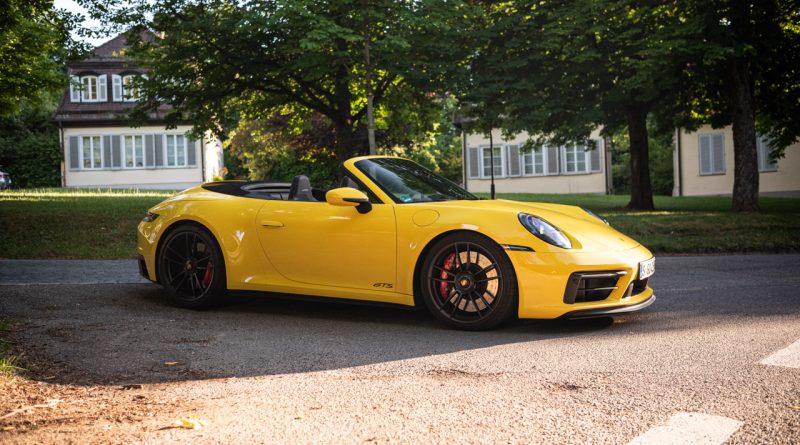 1 Porsche 911 Carrera GTS Cabriolet 992 2022 im Test und Fahrbericht Racing Yellow Fahrdynamik Ausstattung Preise Einordnung AUTOmativ.de Benjamin Brodbeck 8 800x445 - Fahrbericht Porsche 911 Carrera GTS Cabriolet (992) als Handschalter: Fast ein 911 Turbo