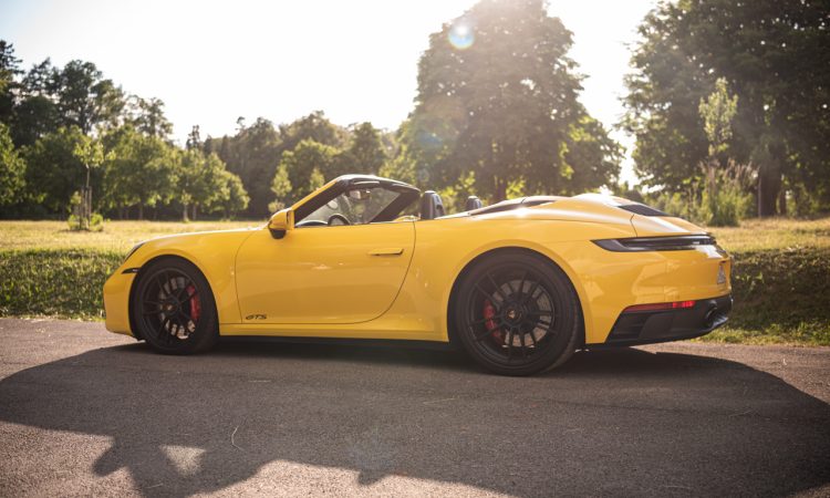 Porsche 911 Carrera GTS Cabriolet 992 2022 im Test und Fahrbericht Racing Yellow Fahrdynamik Ausstattung Preise Einordnung AUTOmativ.de Benjamin Brodbeck 150 750x450 - Fahrbericht Porsche 911 Carrera GTS Cabriolet (992) als Handschalter: Fast ein 911 Turbo