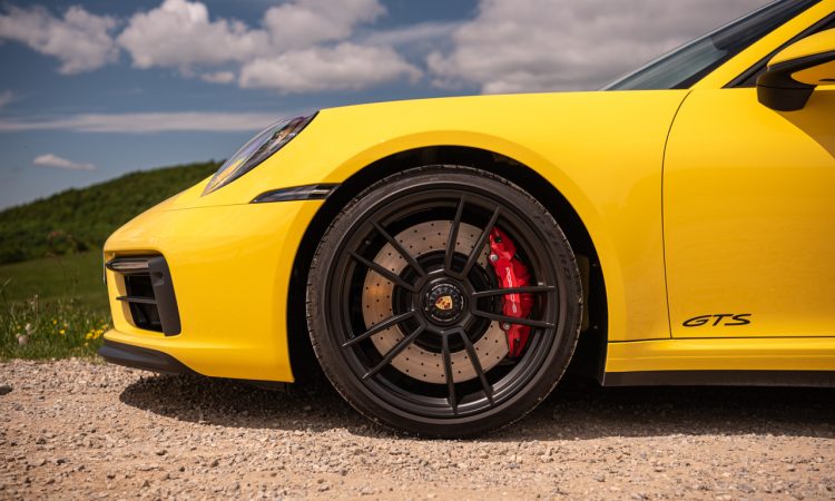 Porsche 911 Carrera GTS Cabriolet 992 2022 im Test und Fahrbericht Racing Yellow Fahrdynamik Ausstattung Preise Einordnung AUTOmativ.de Benjamin Brodbeck 37 750x450 - Fahrbericht Porsche 911 Carrera GTS Cabriolet (992) als Handschalter: Fast ein 911 Turbo