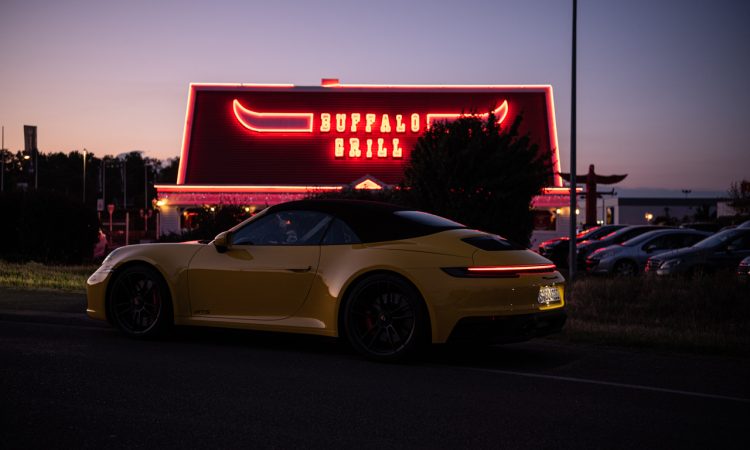 Porsche 911 Carrera GTS Cabriolet 992 2022 im Test und Fahrbericht Racing Yellow Fahrdynamik Ausstattung Preise Einordnung AUTOmativ.de Benjamin Brodbeck 75 750x450 - Fahrbericht Porsche 911 Carrera GTS Cabriolet (992) als Handschalter: Fast ein 911 Turbo