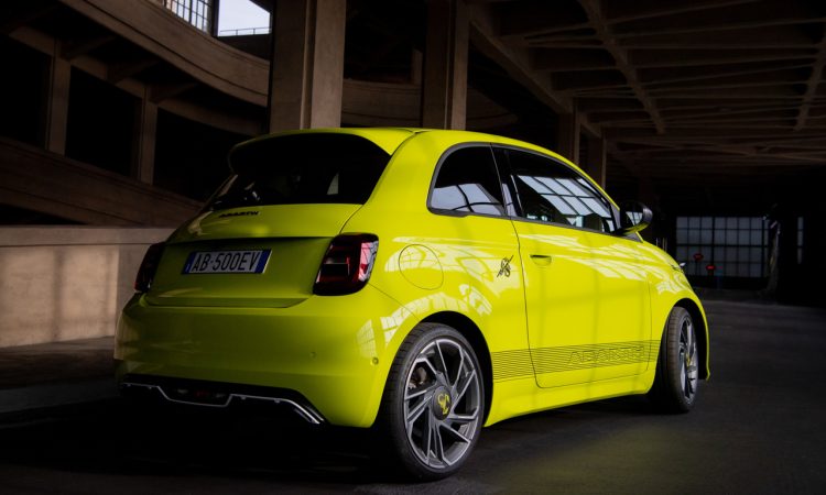 Abarth 500e Gewicht Leistung Performance 42 kWh Batterie Elektro 500 und Abarth wird jetzt elektrisch Abarth 500e Ein elektrischer Versuch Reichweite Preis Optik Design 11 750x450 - Abarth 500e: Ein elektrischer Versuch