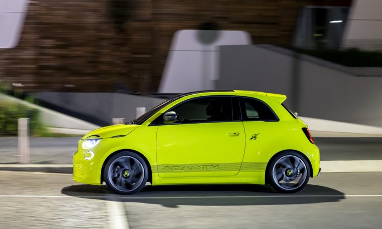 Abarth 500e Gewicht Leistung Performance 42 kWh Batterie Elektro 500 und Abarth wird jetzt elektrisch Abarth 500e Ein elektrischer Versuch Reichweite Preis Optik Design 3 750x450 - Abarth 500e: Ein elektrischer Versuch