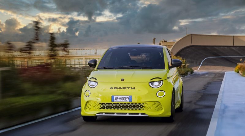 Abarth 500e Gewicht Leistung Performance 42 kWh Batterie Elektro 500 und Abarth wird jetzt elektrisch Abarth 500e Ein elektrischer Versuch Reichweite Preis Optik Design 5 800x445 - Abarth 500e: Ein elektrischer Versuch