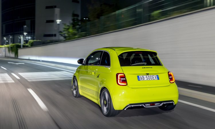 Abarth 500e Gewicht Leistung Performance 42 kWh Batterie Elektro 500 und Abarth wird jetzt elektrisch Abarth 500e Ein elektrischer Versuch Reichweite Preis Optik Design 7 750x450 - Abarth 500e: Ein elektrischer Versuch