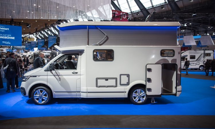 Knaus Tourer CUV CUVision Volkswagen T6.1 Camper 2023 CMT Stuttgart 2023 Wohnmobil teilintegriert AUTOmativ.de 2 750x450 - Knaus Tourer CUV: Camper auf VW T6.1 mit ausfahrbarem Dach